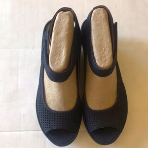 New Clarks women’s Clarene Prima Navy Sandal 10B